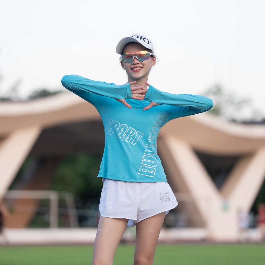 专业跑步服轻薄透气连帽女装修身