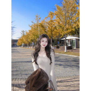 小象【茶香可颂】秋冬温柔磨毛法式修身显瘦圆领打底裙连衣裙女