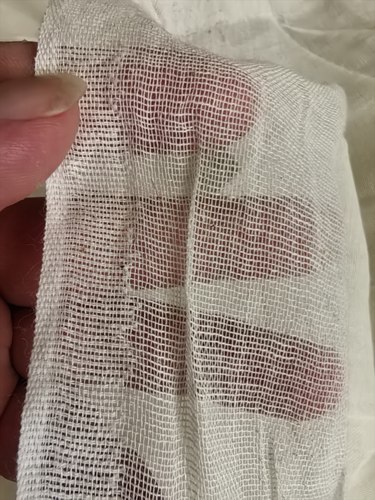 细纱布，宽150厘米，32支棉纱织的。适用纱窗布，漆器裱布用