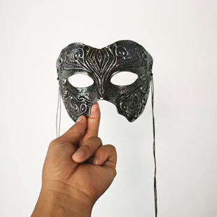 女生半脸甲胄侠士黑衣人面具