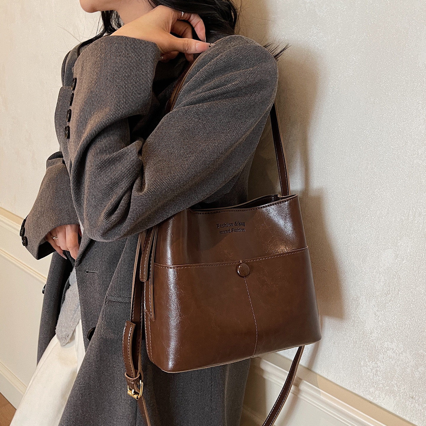 复古大容量包包女式2025新款时尚百搭单肩斜挎包高级感通勤水桶包,箱包皮具/热销女包/男包,水桶包,淘宝优惠券,粉丝福利购,淘宝优惠卷