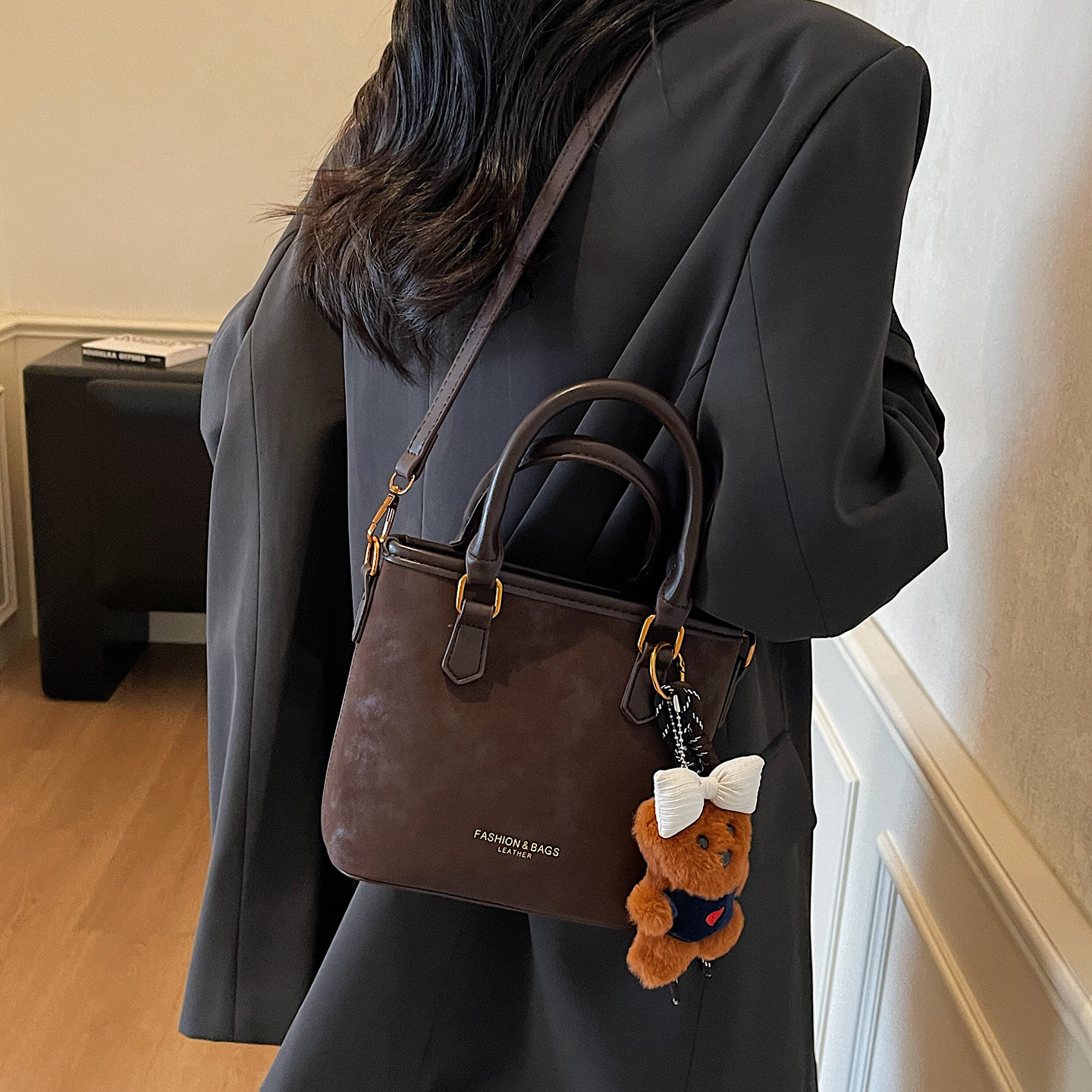 秋冬复古通勤包包女式2025新款时尚百搭单肩斜挎包超火手提水桶包,箱包皮具/热销女包/男包,水桶包,淘宝优惠券,粉丝福利购,淘宝优惠卷