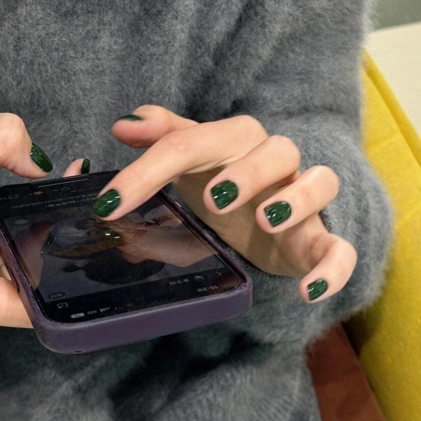 高级感手工美甲穿戴甲新年款2025欧美辣妹超显白纯色翠绿色亮面
