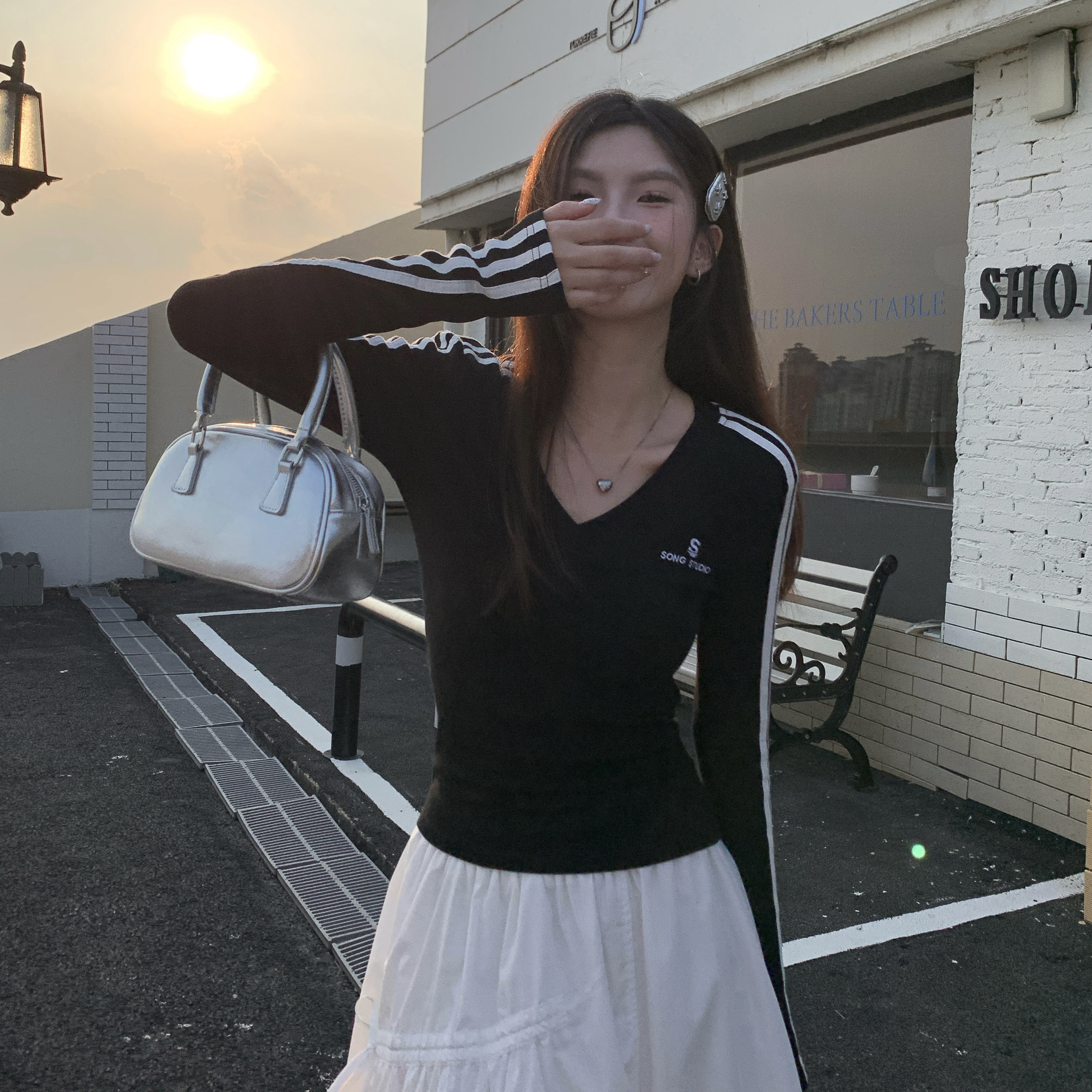 哺乳上衣秋季字母绣花v领长袖t恤韩版显瘦辣妈款外出喂奶期打底衫