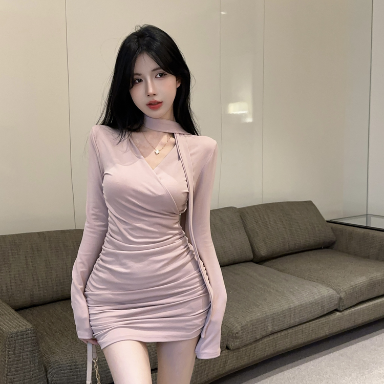 实拍实价甜辣设计感飘带V领连衣裙女温柔气质修身显瘦针织包臀裙