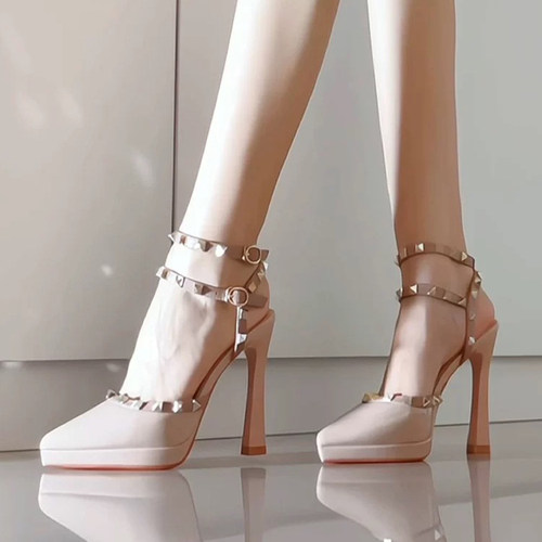 956人正在抢购防水台铆钉高跟鞋