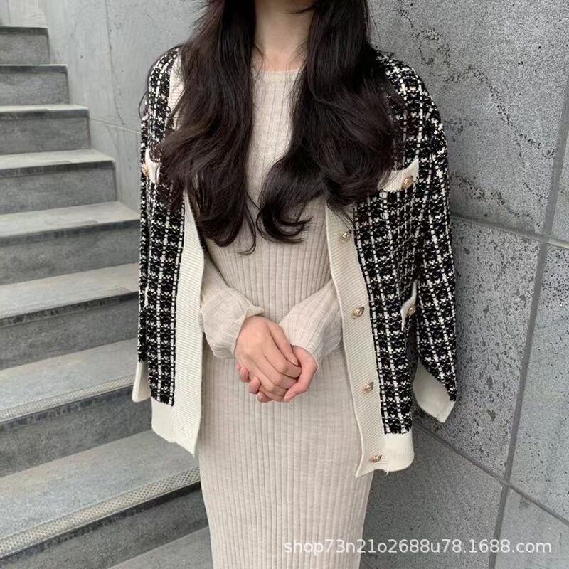 2026春季新款小香风毛衣设计感复古风别致V领格子针织开衫外套女