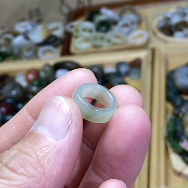 和田玉籽料卡10随型跑环青白玉带翠古风玉环项链锁骨链文玩挂饰