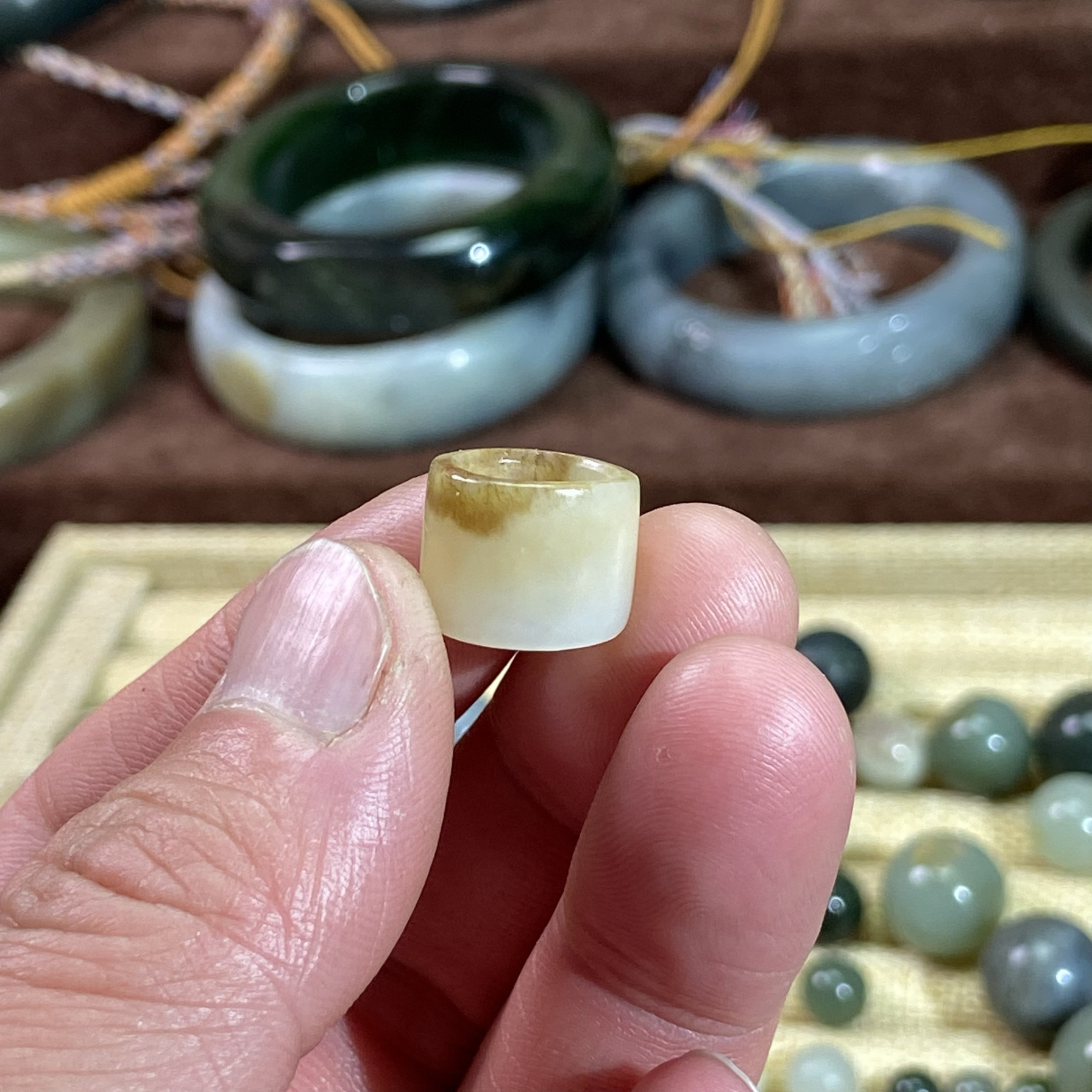 和田玉籽料跑环糖白玉满皮随型卡10跑圈复古风文玩珠串玉环配饰 - 实物图