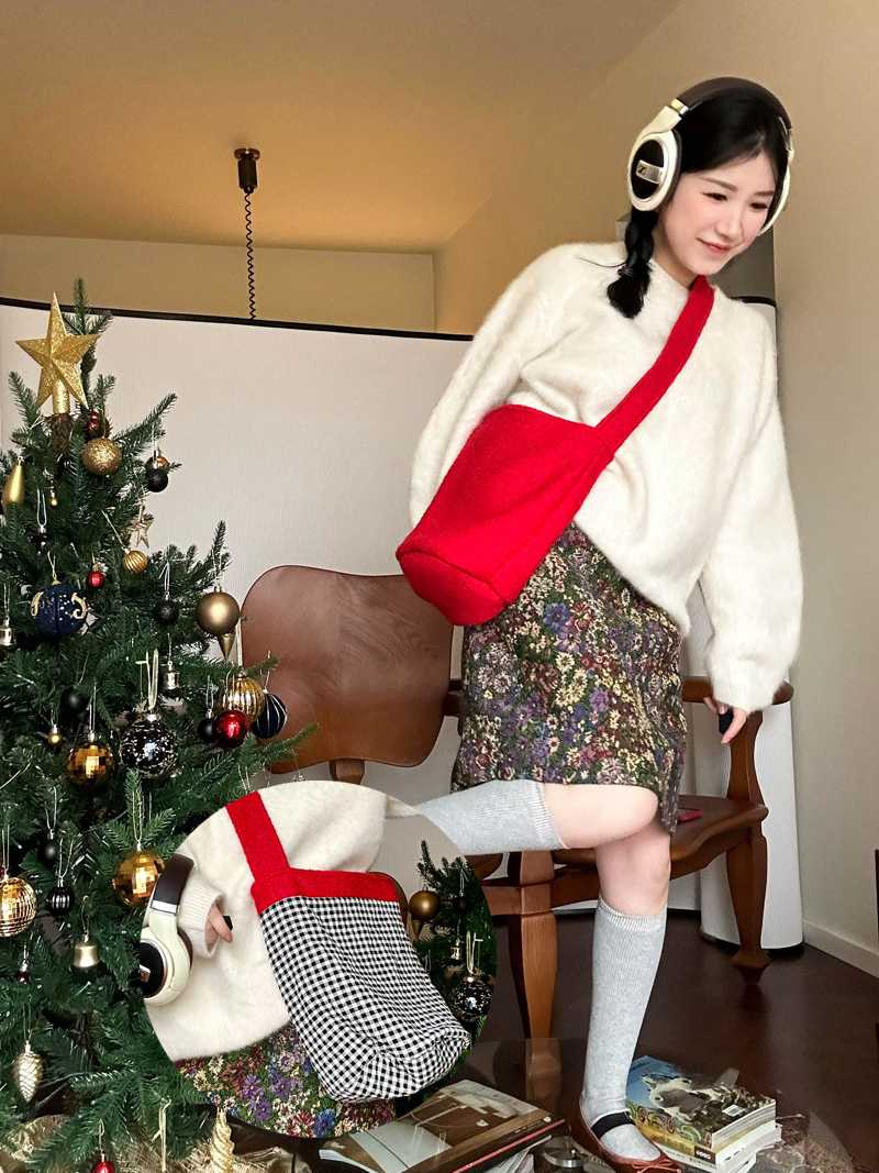 浮夸少女斜挎羊毛包袋节日氛围红