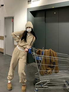 Is seventeen休闲米色加绒运动套装两件套女卫衣卫裤秋冬新款2023