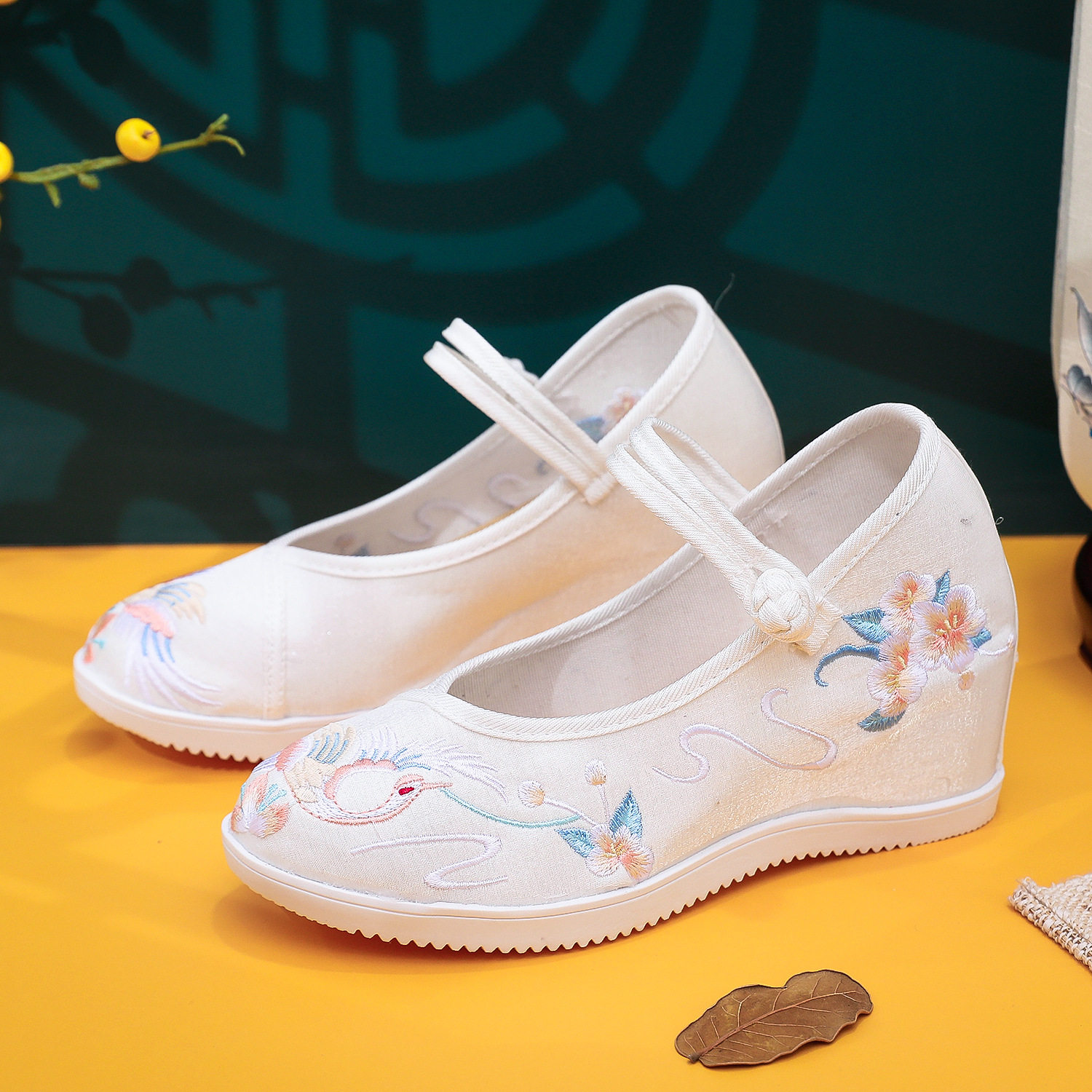 春夏季圆头汉服鞋子女古风绣花鞋老北京布鞋软底高跟古代演出鞋