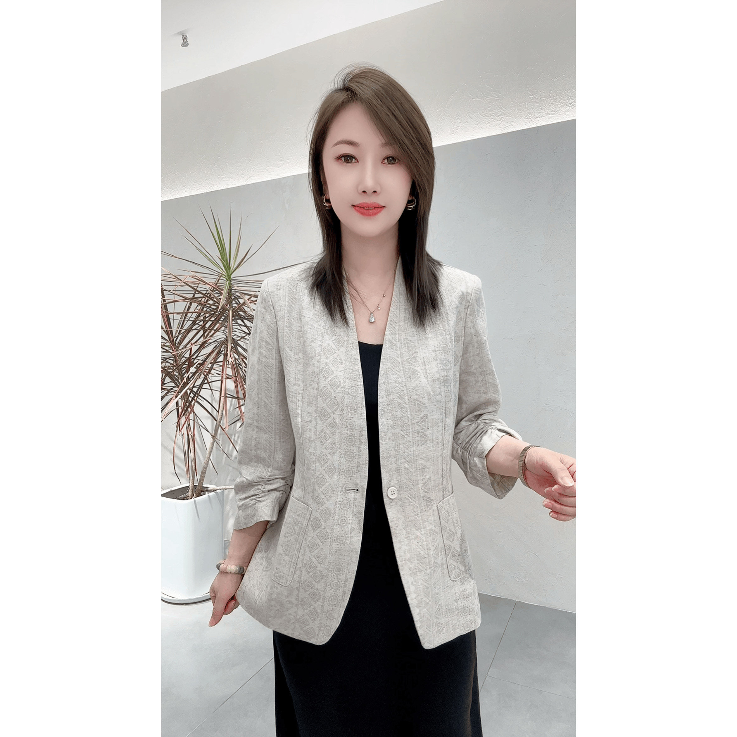 2026春夏欧洲站新款 时尚V领一粒扣袖口抽褶七分袖麻料西服外套女