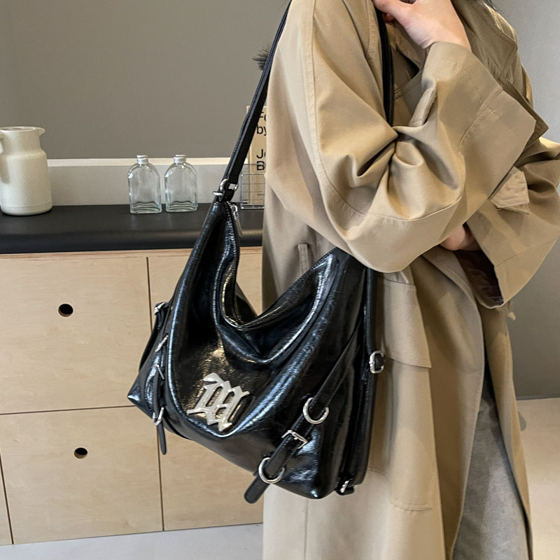 休闲软面大容量包包女2024新款洋气百搭时尚通勤单肩包水桶后背包