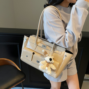 高级感大容量包包式女2025新款时尚通勤单肩斜挎包百搭手提公文包