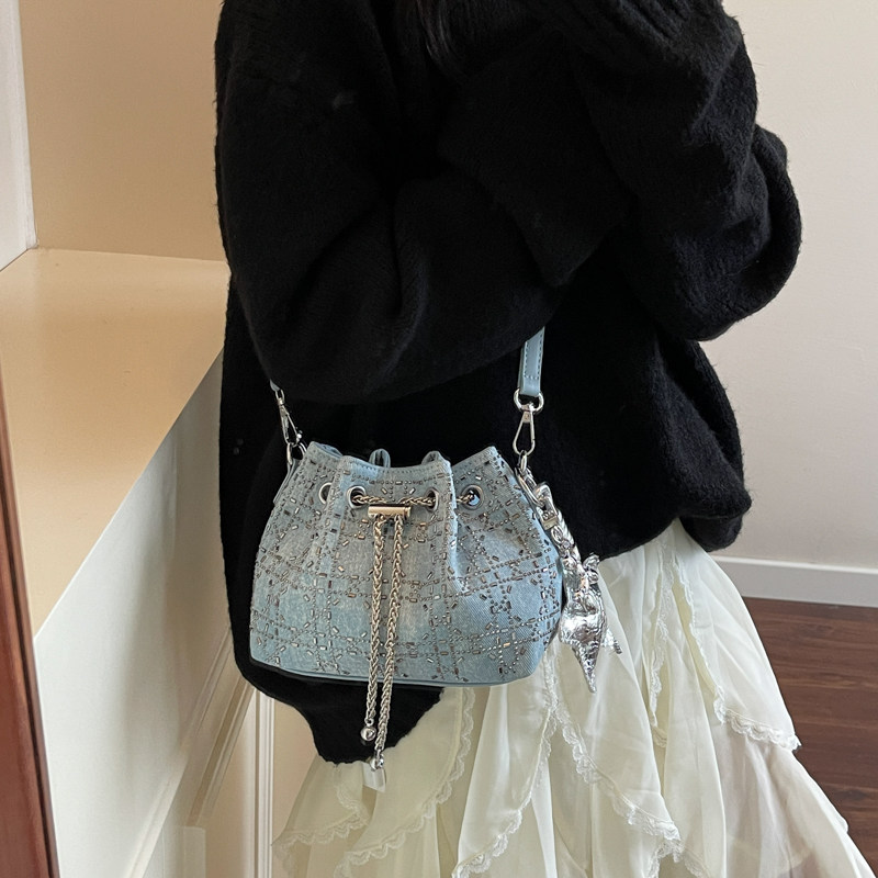 时尚烫钻包洋气潮流女2026新款秋季简约链条斜挎包牛仔褶皱水桶包
