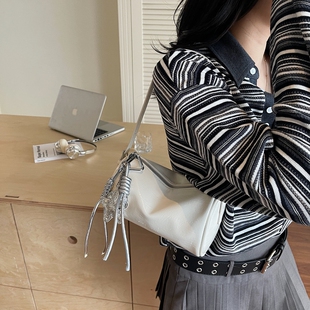 高级感洋气小包包女2026新款 百搭斜挎包超火单肩腋下包枕头包 时尚