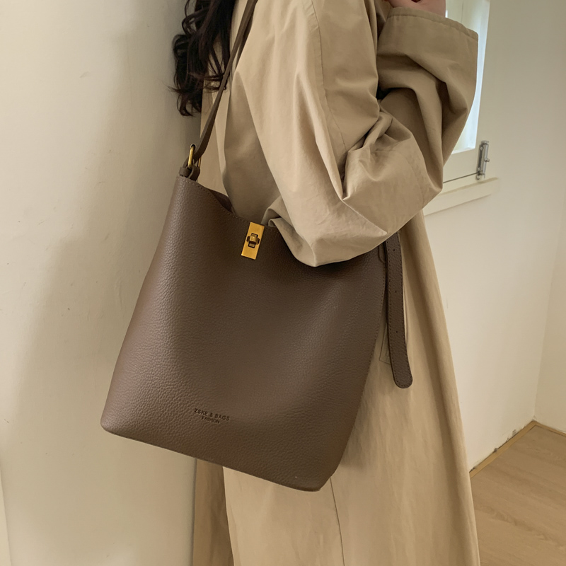 新款时尚通勤斜挎包子母水桶包