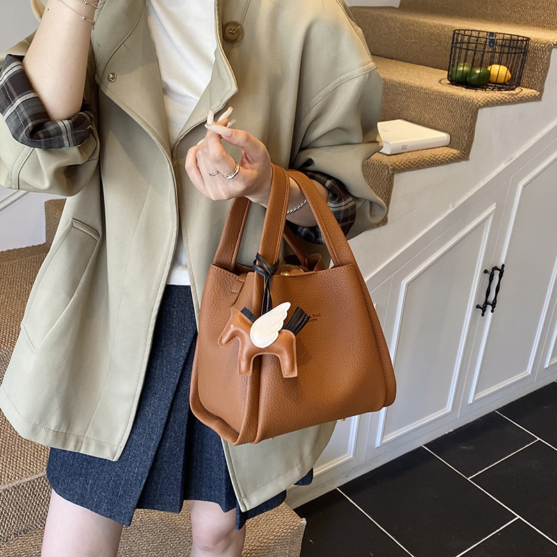 韩系菜篮子手提水桶包包女2026秋季百搭复古高级感简约单肩斜挎包
