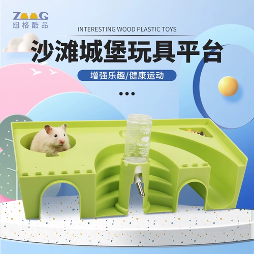 Хомять игрушки и припасы поднимаются в игрушки и избегают туннельных кормления вода ванная комната