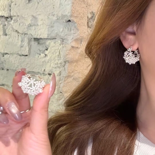 花团锦簇~温柔欧尼 珍珠蕾丝镂空耳环女2025新款法式高级感耳饰