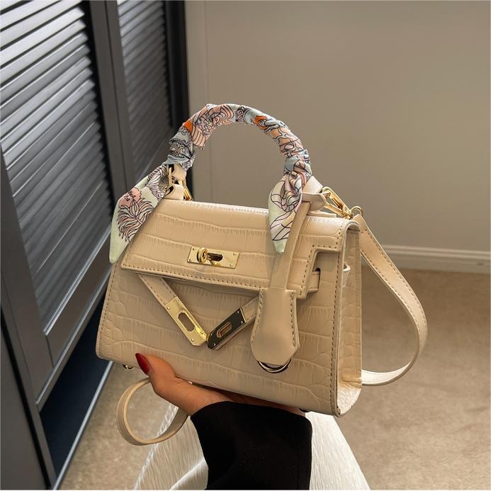 小C&K今年流行鳄鱼纹包包女2025新款斜挎包手提凯莉包