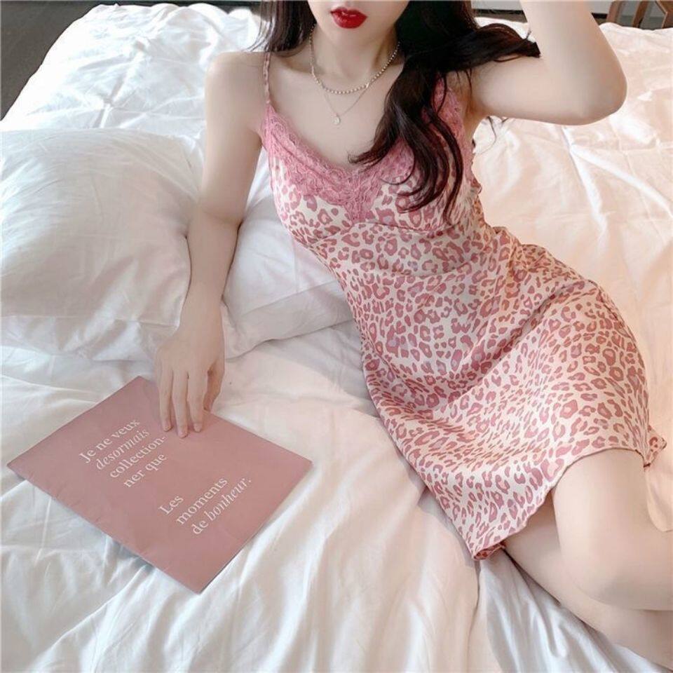핑크 레오파드 프린트 서스펜더 드레스 2022 봄 여름 섹시한 기질 브이넥 레이스 패딩 파자마 드레스는 밖에서 착용 가능