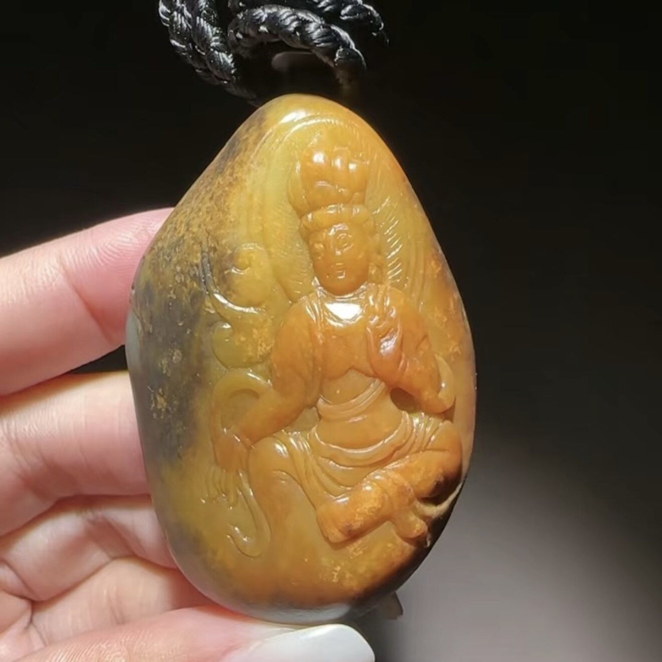 【保证真品】天然新疆和田玉籽料黄沁观音吊件395