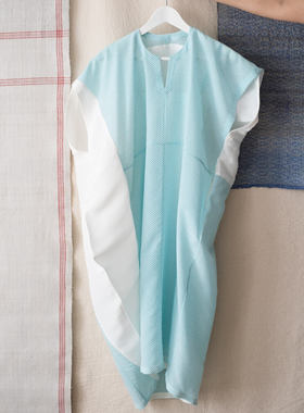 因布制宜浅绿色米白色拼接的一条吐司形态连衣裙包含吊带衬裙