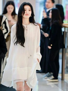 周雨彤同款简约花苞连衣裙2024夏新款白色压褶宽松显瘦长袖百褶裙