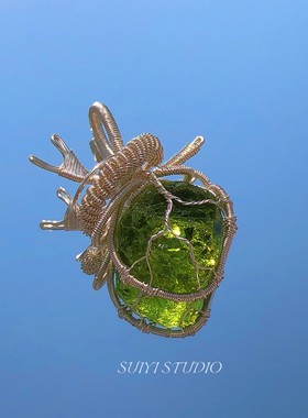 SUIYI 绿是春的心脏 原创设计 橄榄绿琉璃原石心脏绕线吊坠项链女