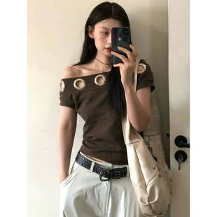 美式 饰显瘦高级上衣 复古辣妹一字肩短袖 T恤女夏设计感金属圈圈装