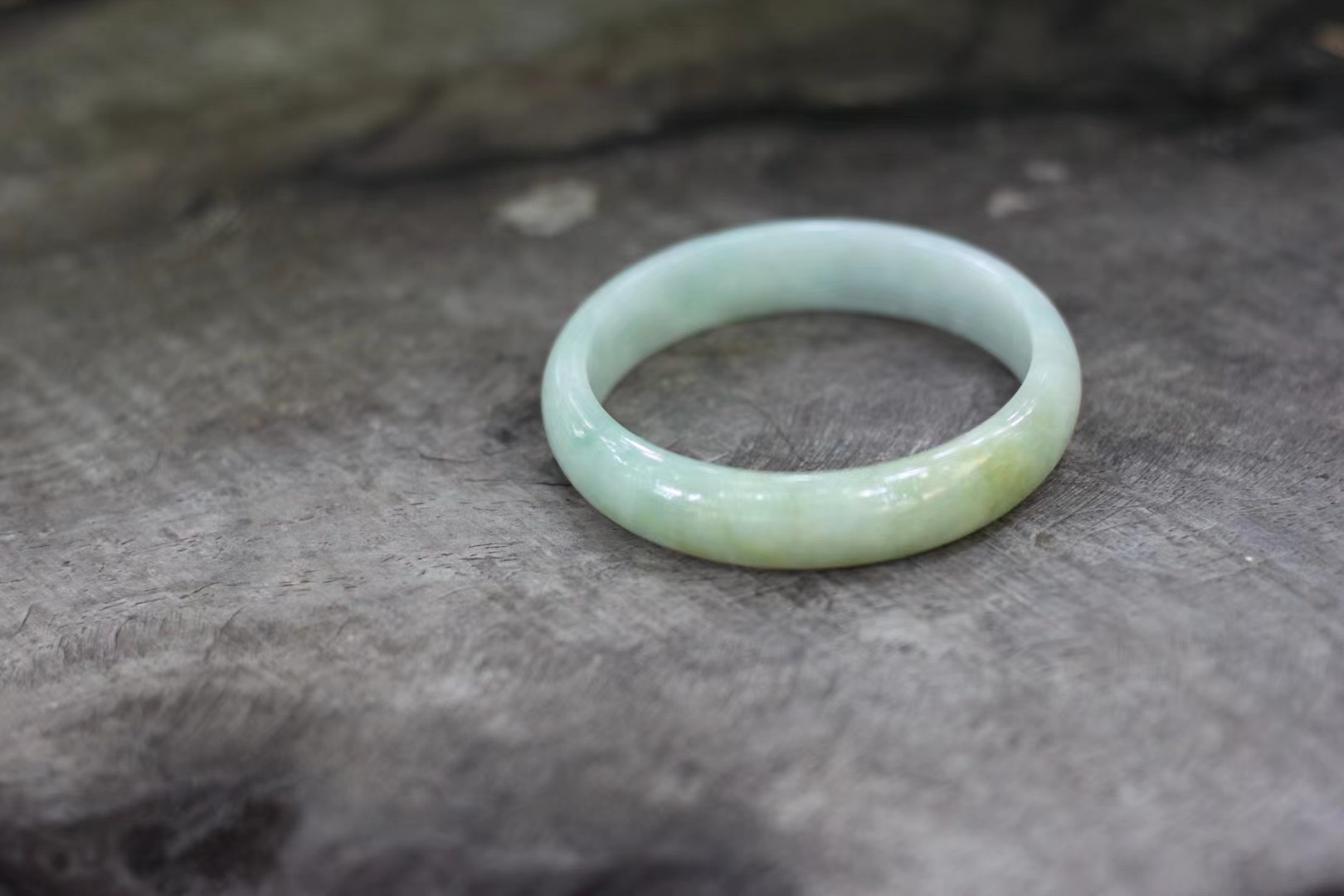 手镯圆环翡翠生动灵巧