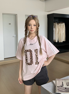 KTDA美式辣妹豹纹贴布绣V领短袖T恤夏学院风运动休闲宽松打底上衣