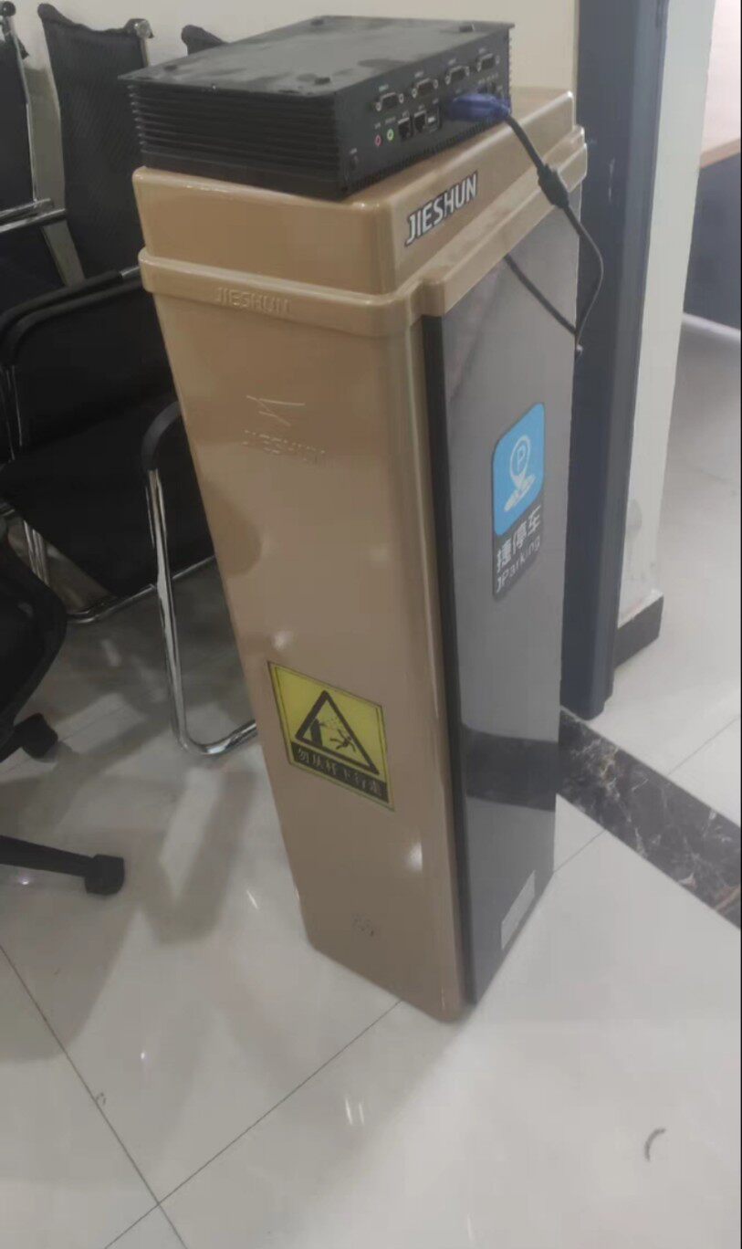 几乎全新捷顺道闸车牌识别6037b道闸1台车牌识别4台辅助相机1台.