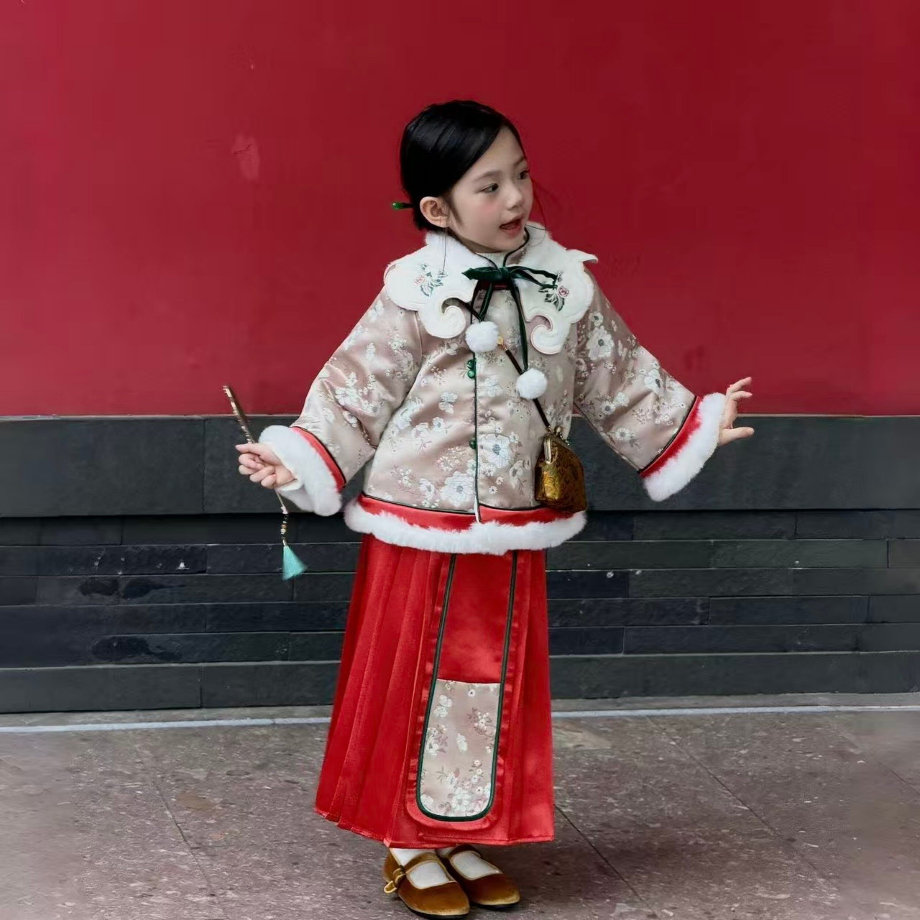 「岁岁安澜」女童拜年服2025冬新款中国风云肩夹棉加厚汉服马面裙