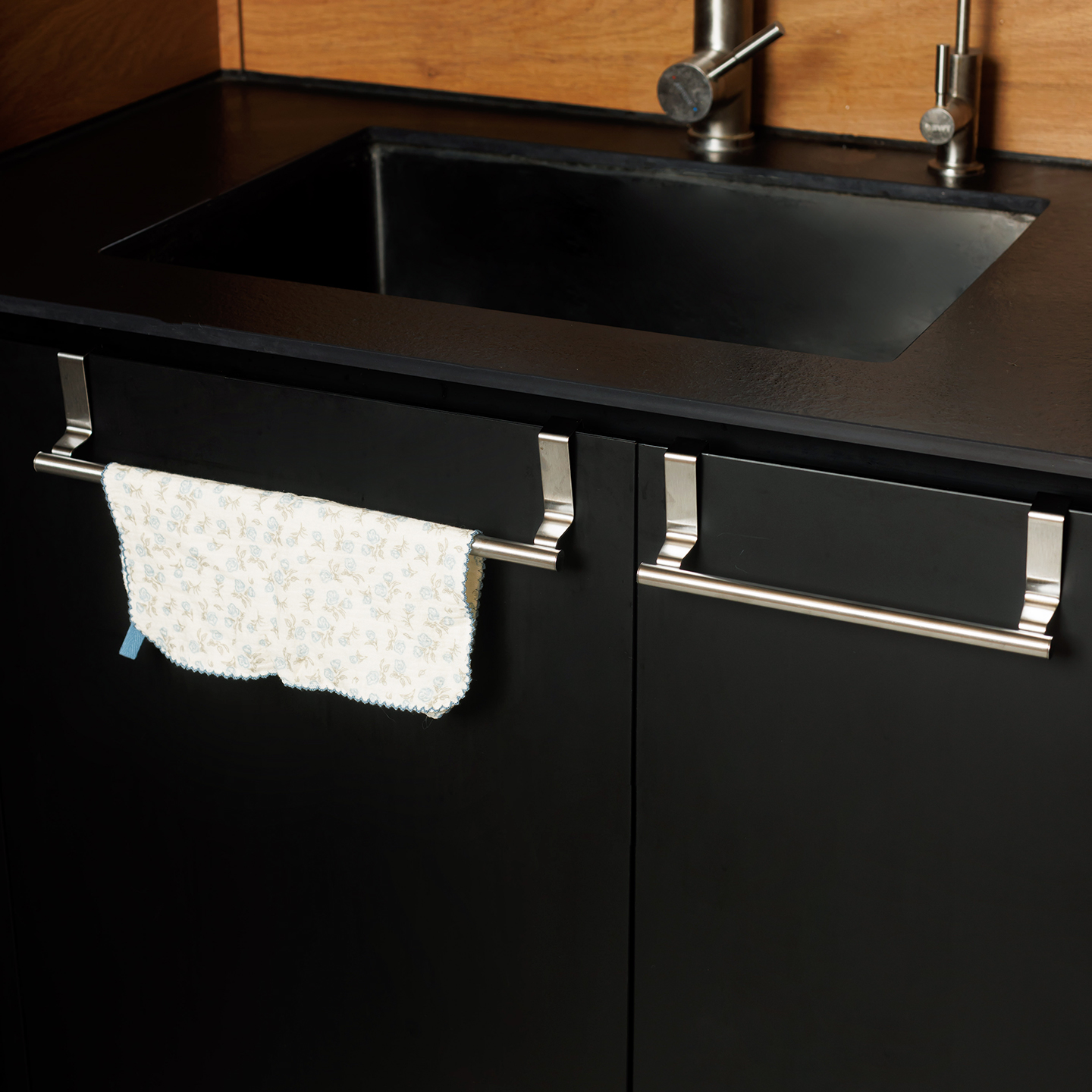 可伸缩不锈钢橱柜门背挂式门后毛巾架厨房擦手巾抹布收纳挂架杆子