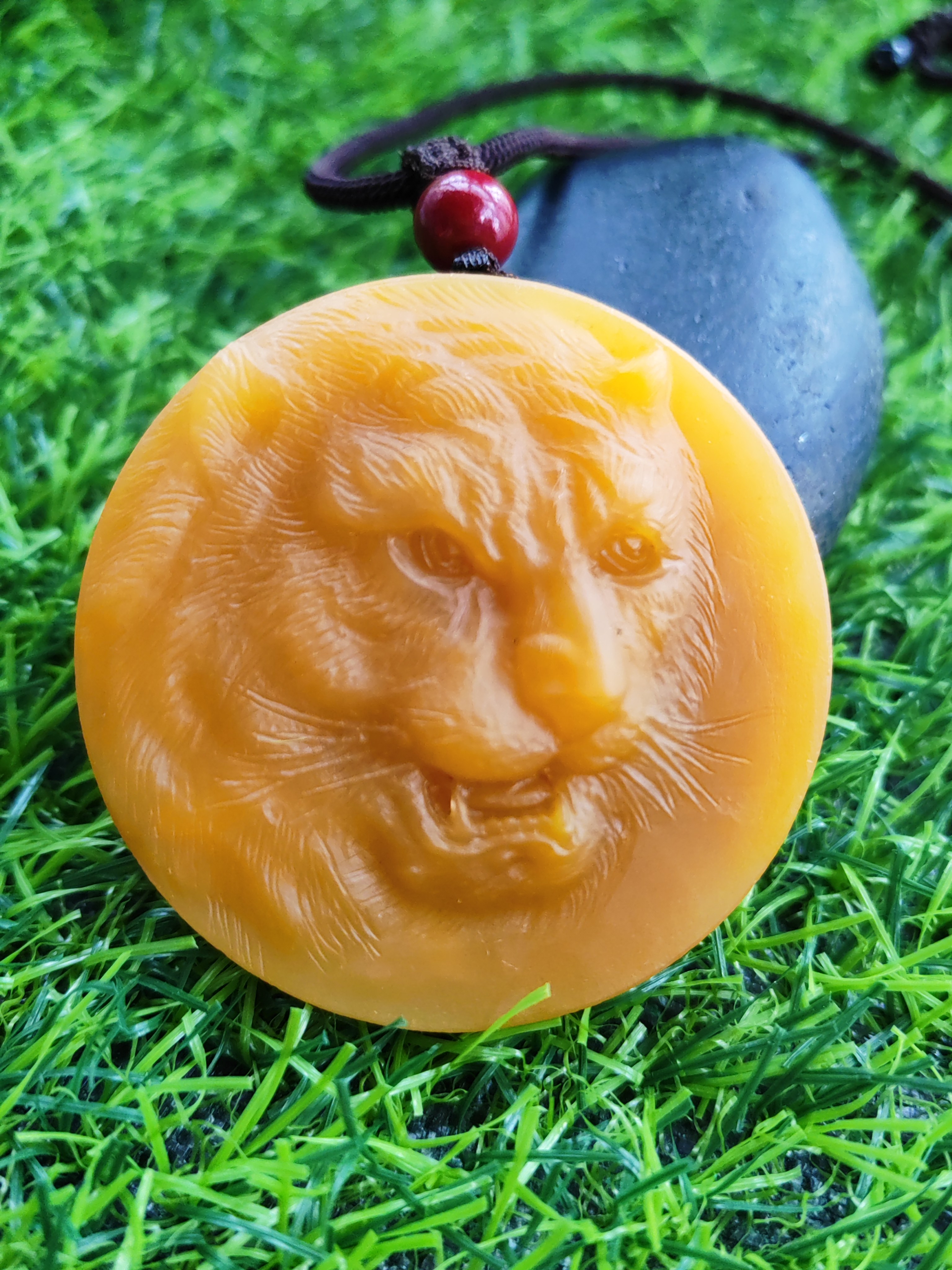 天然玉石老虎头圆牌直径55毫米颈饰