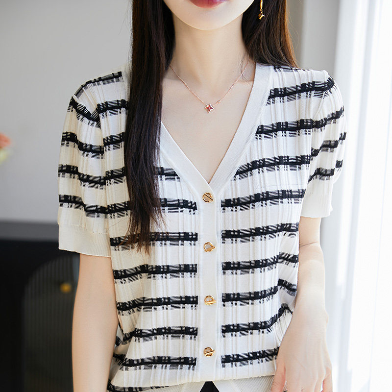 高级精致V领一字扣针织短袖女冰丝V领条纹T恤薄款天丝上衣配半裙