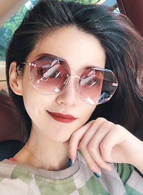 沙滩墨镜女随身圆脸轻巧时尚浅色方块骑行成人眼镜防紫外线高清女