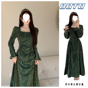 法式初恋长袖复古墨绿色丝绒连衣裙女秋冬新款显瘦方领收腰长裙子