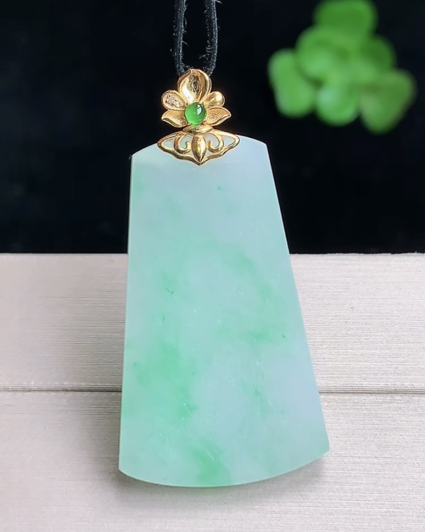 天然A货翡翠 缅甸正品玉坠 18k金镶飘绿无事牌吊坠