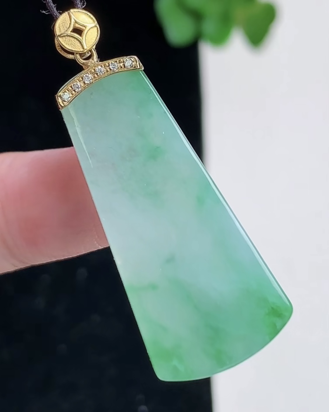 缅甸天然A货翡翠 18k金镶冰种飘绿无事牌吊坠