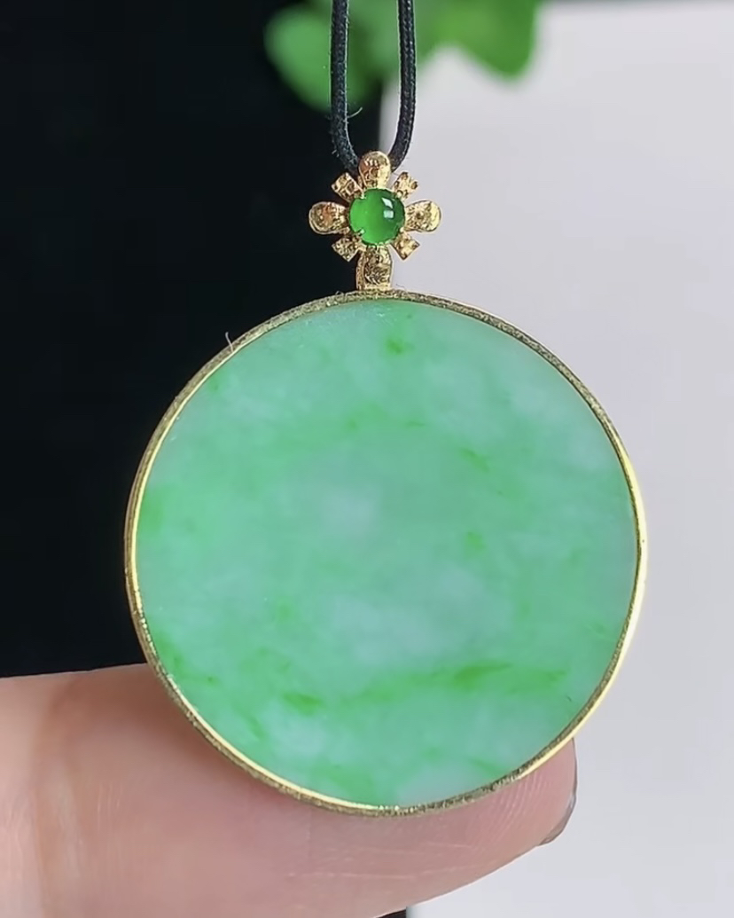 缅甸天然A货翡翠 18k金镶飘绿圆牌 无事牌吊坠