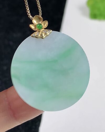 天然A货翡翠 缅甸正品玉坠 18K金镶冰润飘绿圆牌 无事牌吊坠