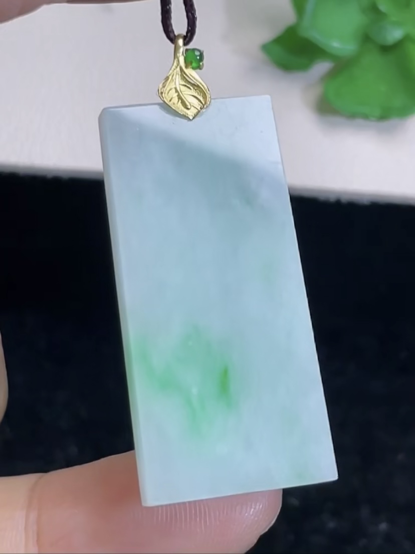 天然A货翡翠 缅甸正品玉坠18k飘绿无事牌吊坠