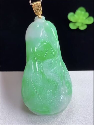 天然A货翡翠 缅甸正品玉坠 18k金镶飘绿百财聚来 白菜吊坠