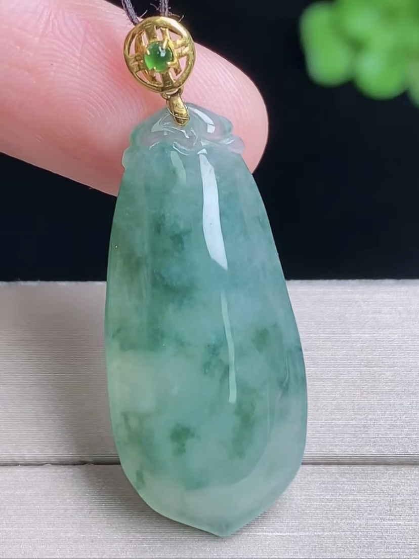 天然A货翡翠 缅甸正品玉坠 18k金镶飘花福瓜吊坠