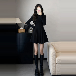 早春小个子法式黑色针织连衣裙子女春季穿搭2026年新款收腰小黑裙