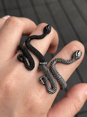 黑蛇戒指暗黑设计的纯手工日本黑蛇合金戒指自由调节角度